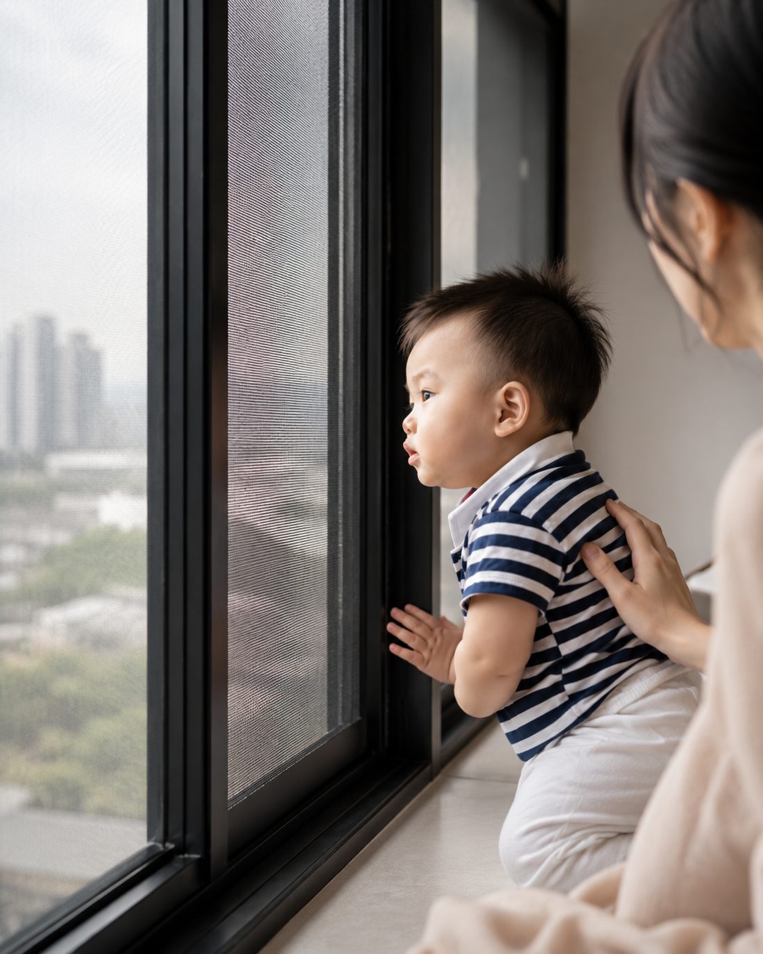 Em bé hít thở an lành bên cửa sổ lắp lưới chống bụi mịn AIS